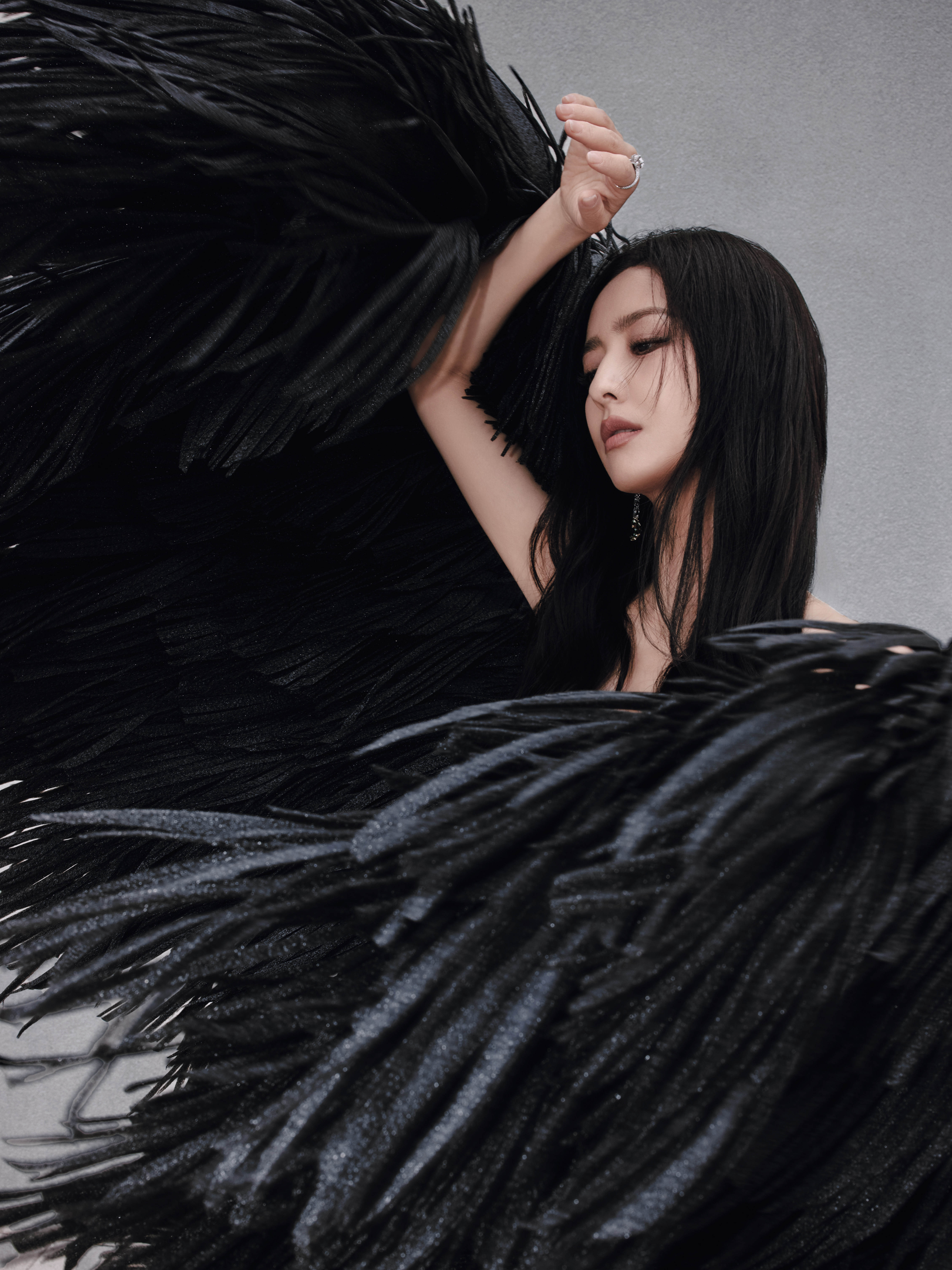 #佟丽娅戛纳红毯首秀#网友晒出丫丫在戛纳红毯前后的路透图，温柔的气质里透露出都市