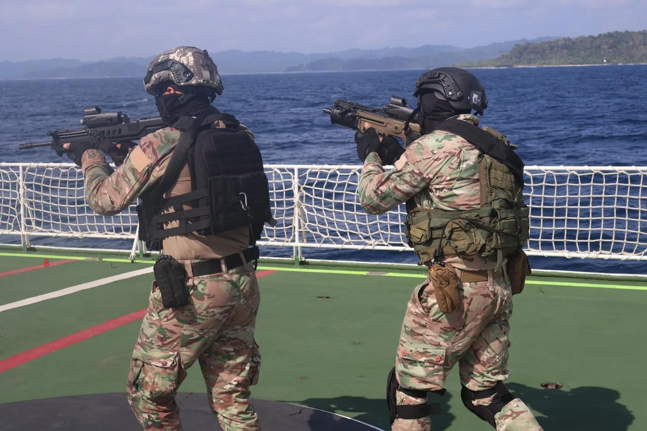 印度海军陆战队突击队配备 TAR-21 步枪和 X95 冲锋枪