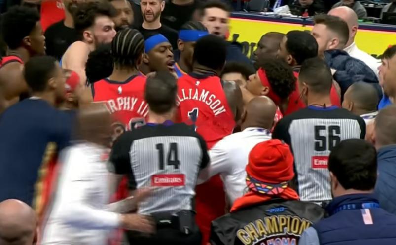 NBA常规赛继续进行，鹈鹕客场95-104不敌雷霆。本场比赛结束时多尔特和费尔斯