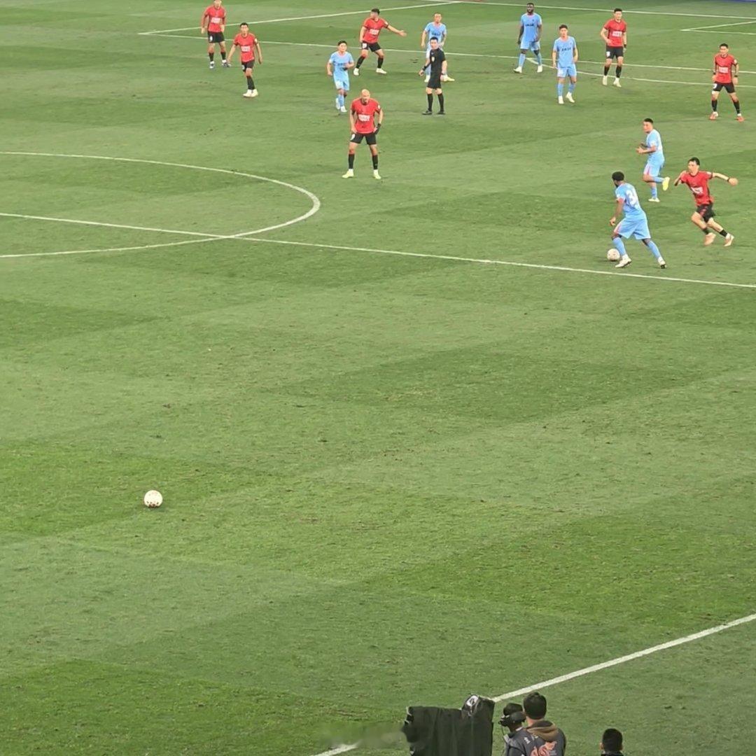 成都蓉城2比1云南玉昆 感谢给我拍的照（图1）今天主裁判很有意思，喜欢两个足球在