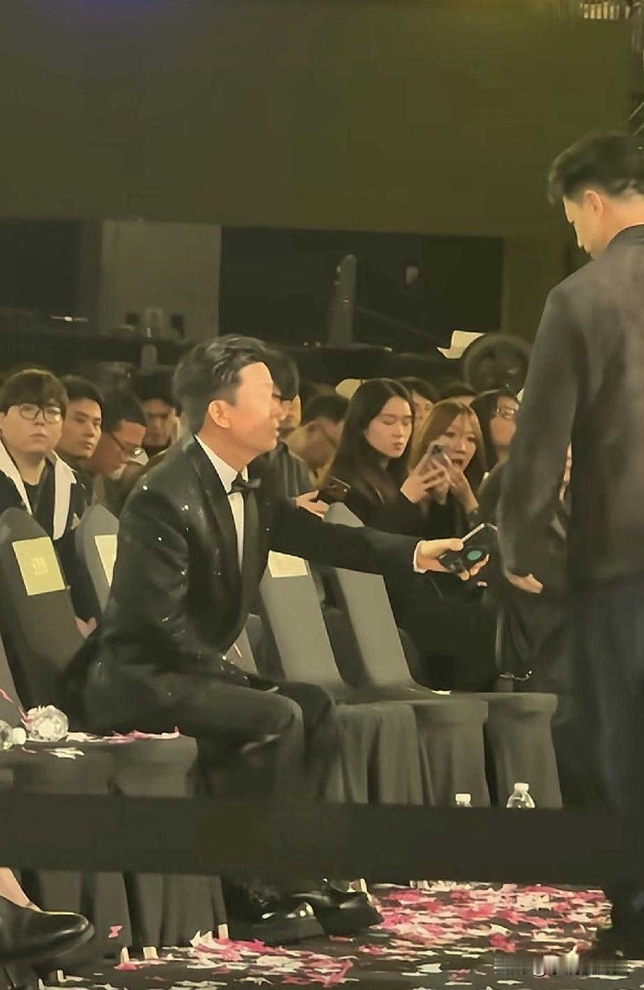 一个举动，

证明了王宝强和段奕宏的感情，

好兄弟就是可以无条件信任，

王宝