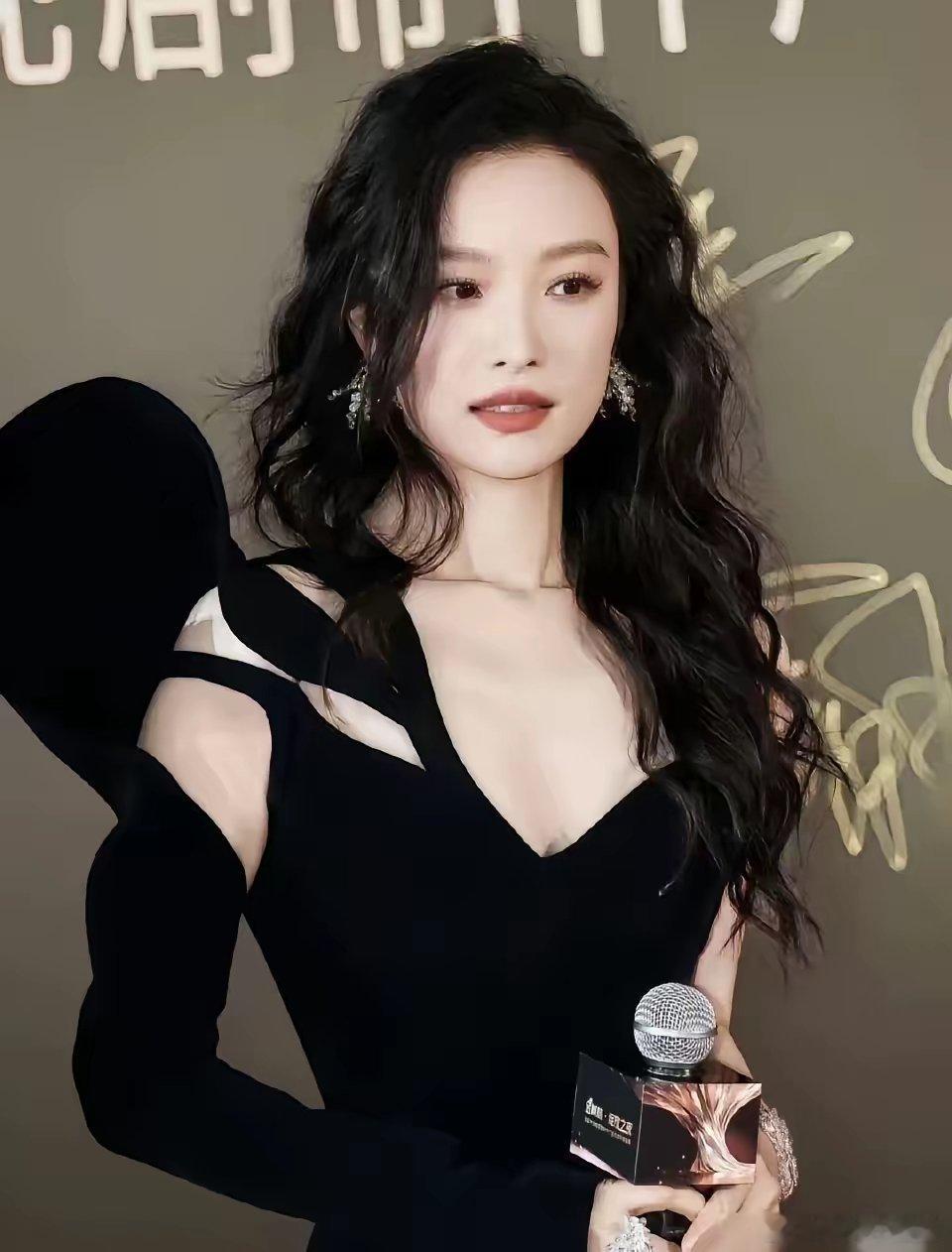 最先坐不住的居然是倪妮？！​王家卫秦雯录音一曝光，不知道有多少艺人在背后生气呢！