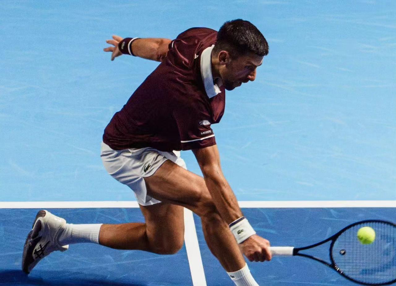 ATP500巴塞尔公开赛第二轮，塞尔维亚天王德约科维奇与斯特鲁夫鏖战三盘，最终以