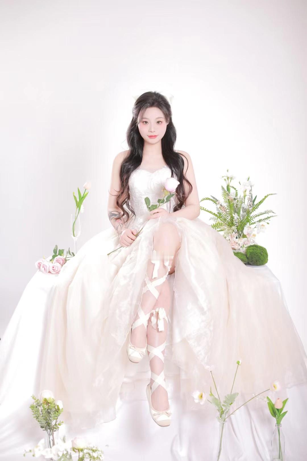 爱拍照的女生到底有多迷人呢? 
少女摄影|NO.0208期
芭蕾少女自信随拍
满