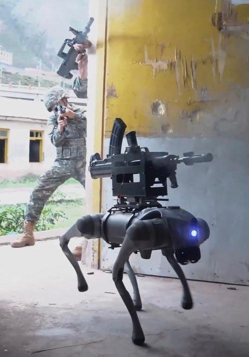 大场面…机器狗扛枪冲锋！


训练场上的士兵突然多了个四条腿的战友！这家伙不吃饭