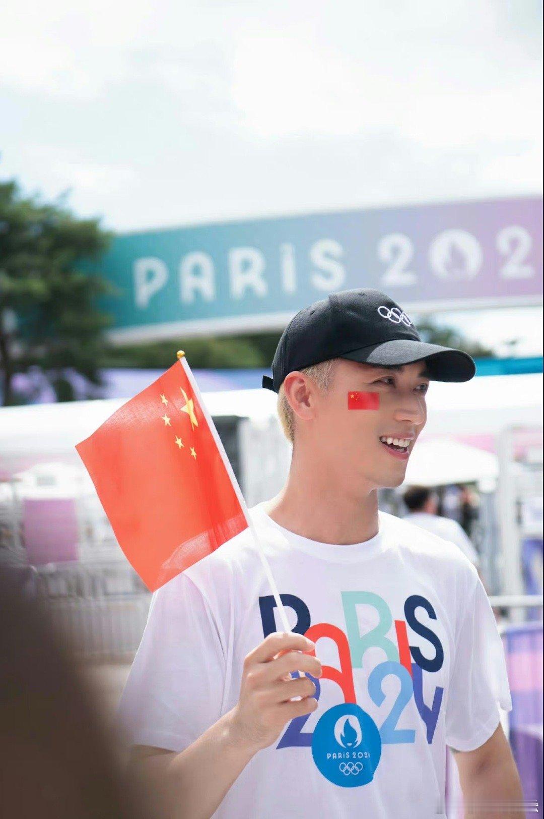 #许魏洲观战国乒女团决赛##新浪娱乐[超话]# 中国队加油、和许魏洲一起给中国队