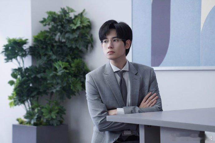 白衬衫领带一穿，氛围感拉满，这波人夫感输出，谁能不被戳中 