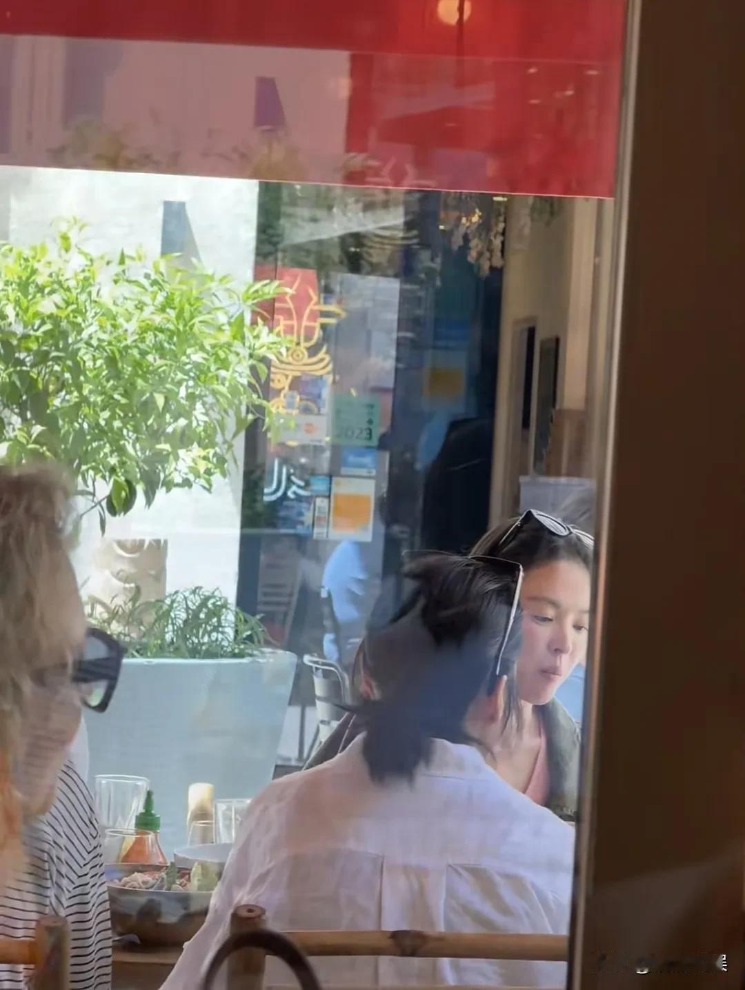 宋慧乔不愧是掌管“淡颜系美女”的神啊，生图居然还有少女感，还是那么漂亮。
45岁