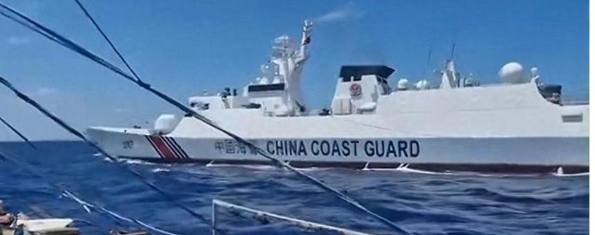菲律宾实在头铁！居然用渔船掩护飞机侵闯我黄岩岛，我解放军直接驱离，南部战区发出强