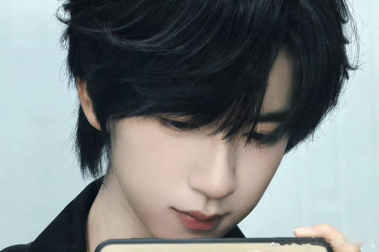 贺峻霖看到了粉丝8年前的许愿牌八年时光没有被辜负，贺峻霖真的破局而出，未来闪闪发