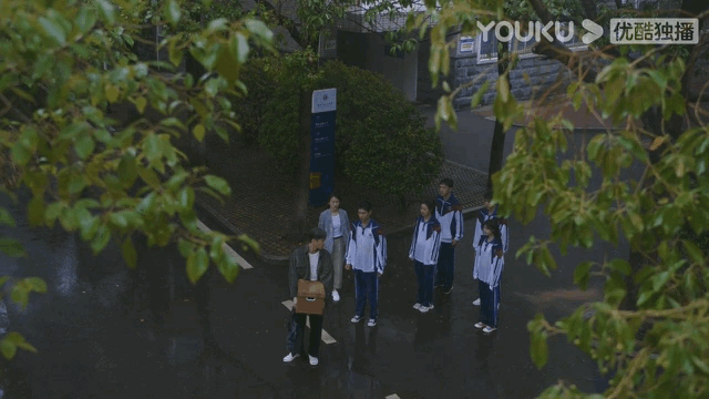 #雷鸣十一班雨中决裂# 明明前一个过肩摔还是雷鸣想说服十一班好好学习，没想到这次