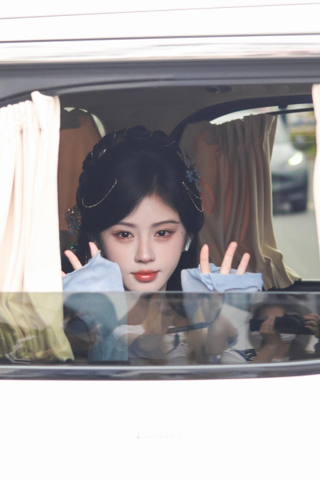 jjy鞠婧祎万花世界 jjy鞠婧祎苏绿夏 “玫瑰之所以是玫瑰，是风与光的眷顾，更