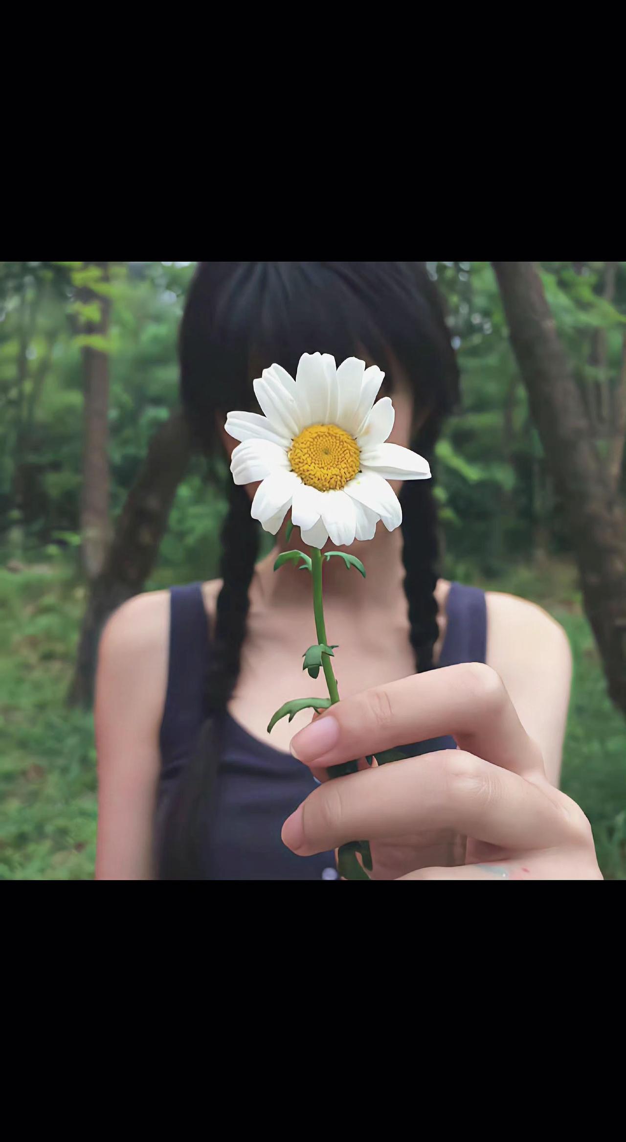 🌼把脸藏进花里，阳光就吻不到我的雀斑啦～
风在发梢绕圈圈，雏菊偷喝了森林的露水