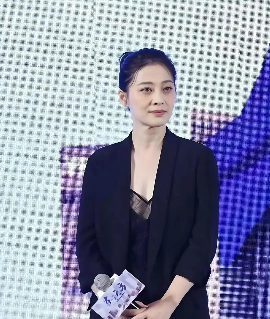 演员梅婷说：“当年，我在南京军区歌舞团时，我们班有个男孩，原来他说他喜欢我，但后