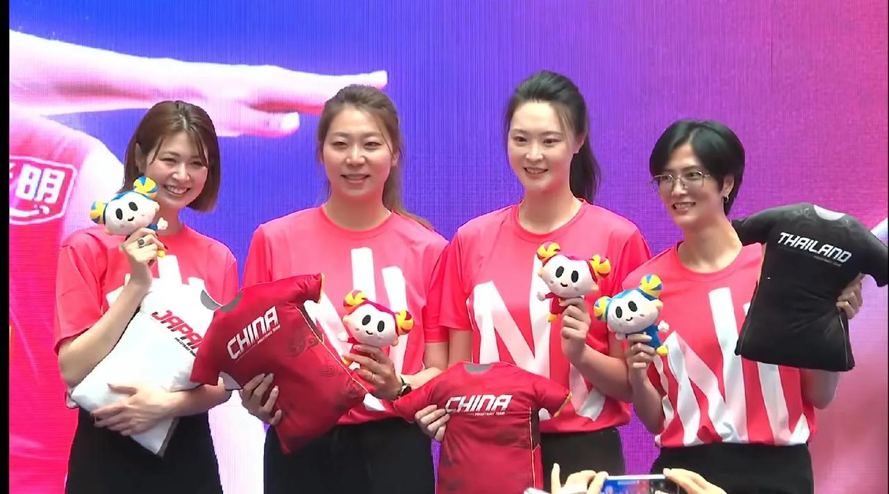 四名退役女排队员香港受欢迎
       今晚香港举行了“世界女排联赛香港202