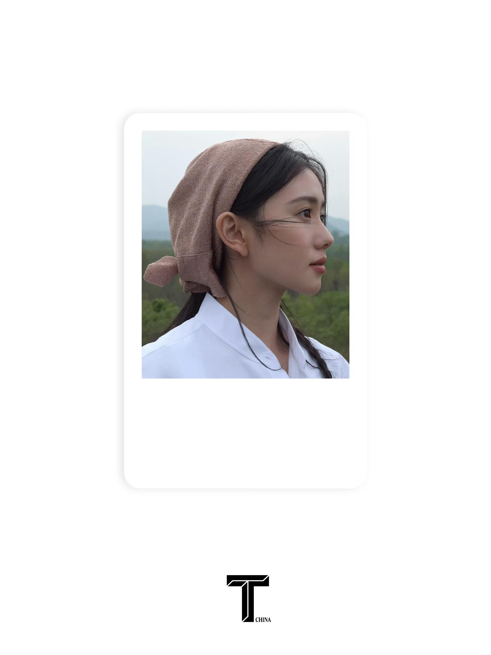 山野清风漫过乡间原野，刘浩存T锦绣六月刊小卡氛围感如约送达🌿牛仔帽与松弛裙装勾