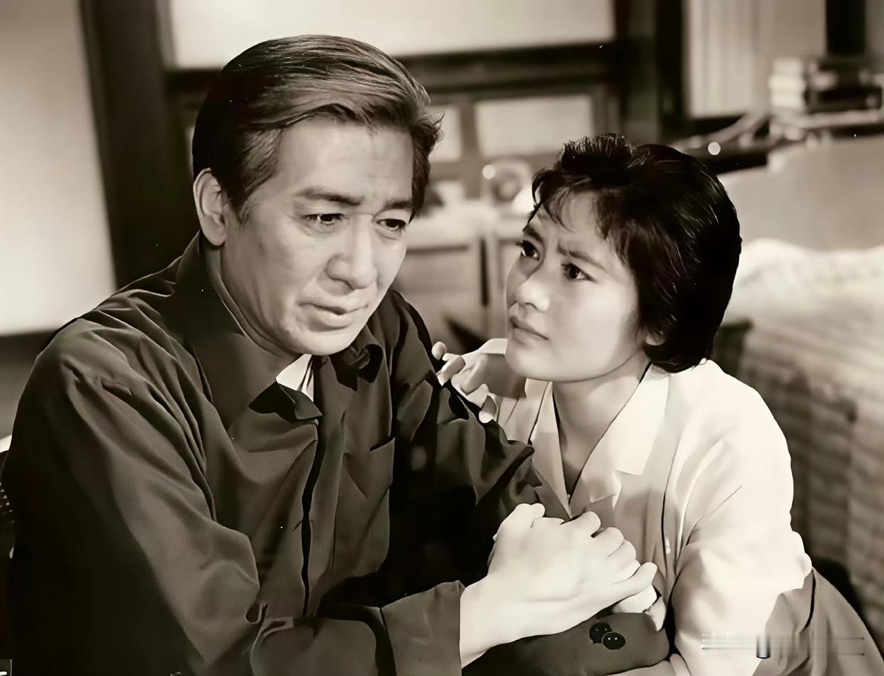 1979年上映的影片《苦难的心》里，演父女的这两位演员是否很面熟？
父亲罗秉真的