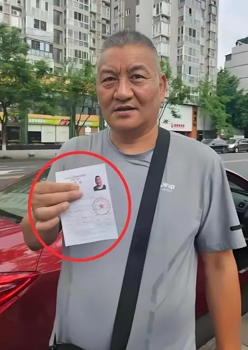 第29次高考！58岁的梁实又上热搜了 ，今年是他第29次高考，成绩出炉后真的让人