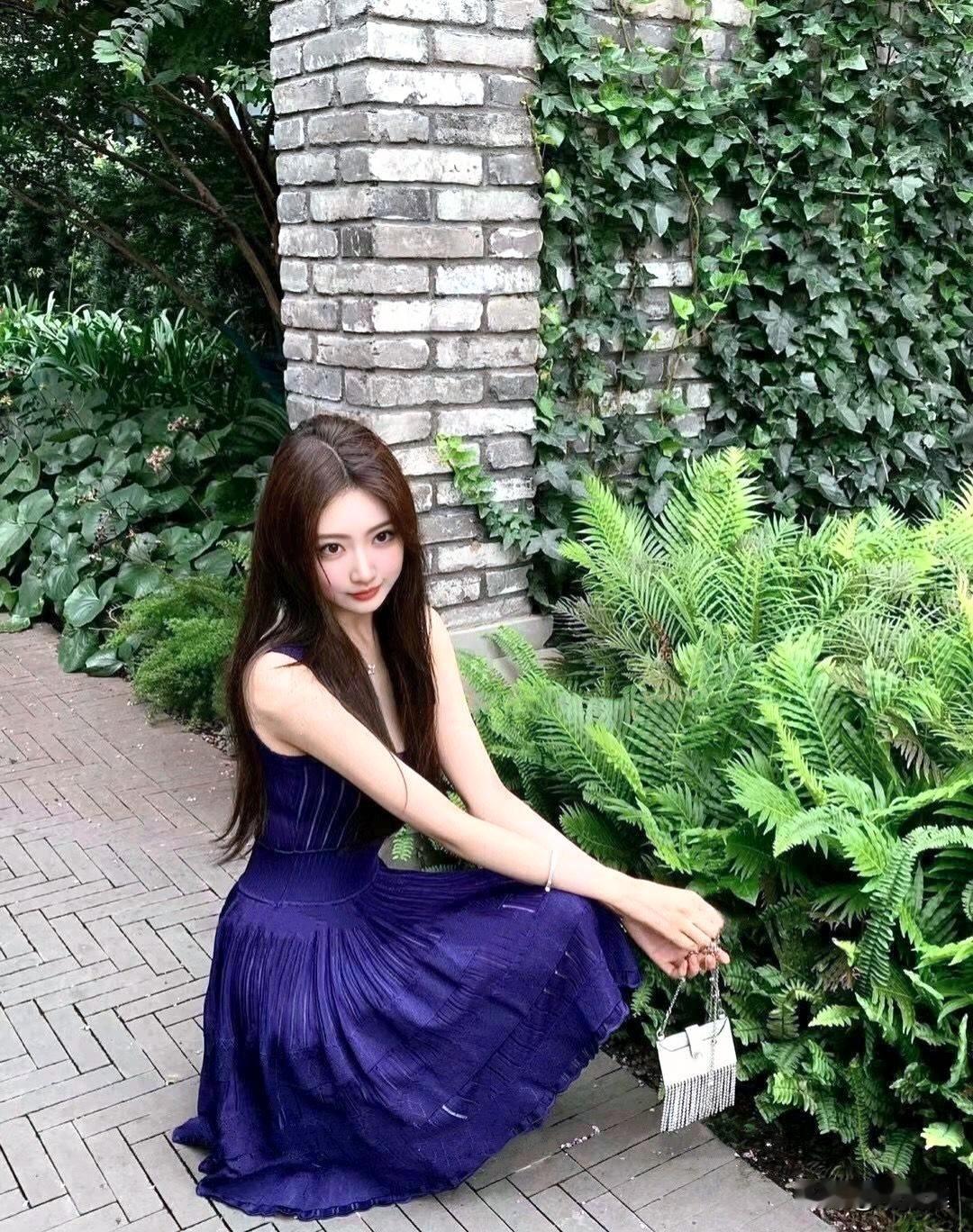 优雅蓝裙，绿植相伴，静享美好时光。