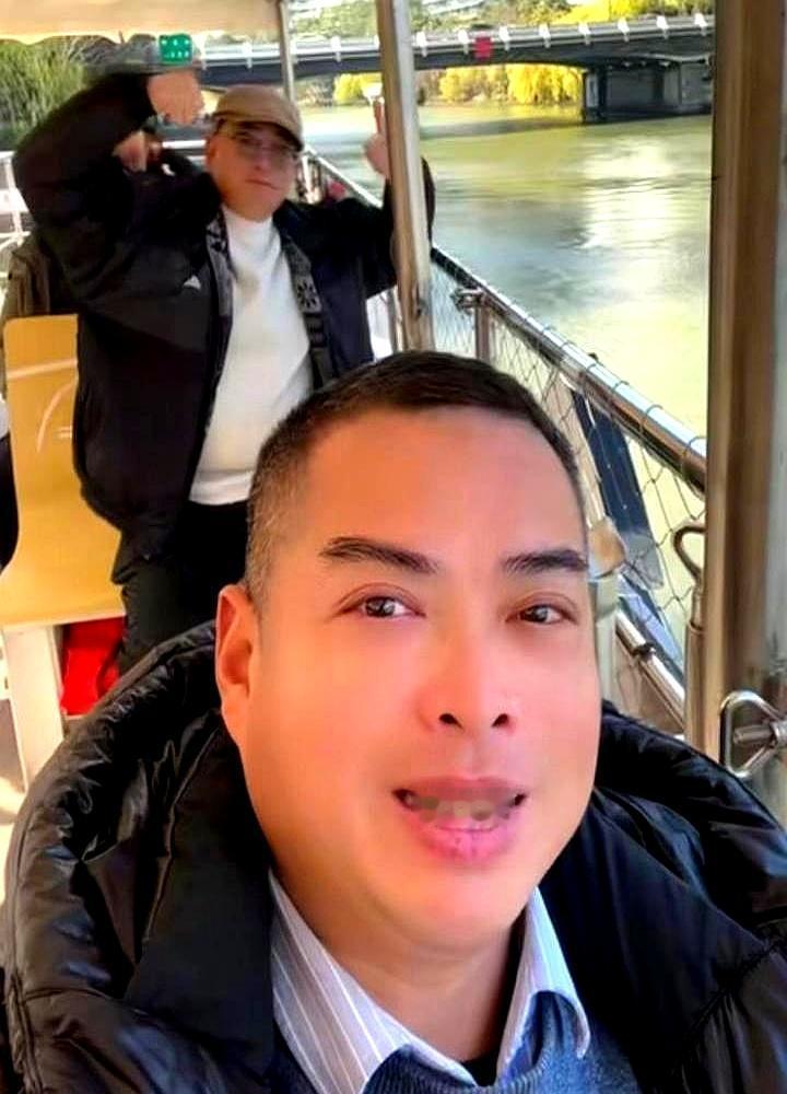 全网追着锤的姚家男儿 除夕夜蹲桌角给三个娃夹满饺子
 
之前人人骂他抠搜 他攥着