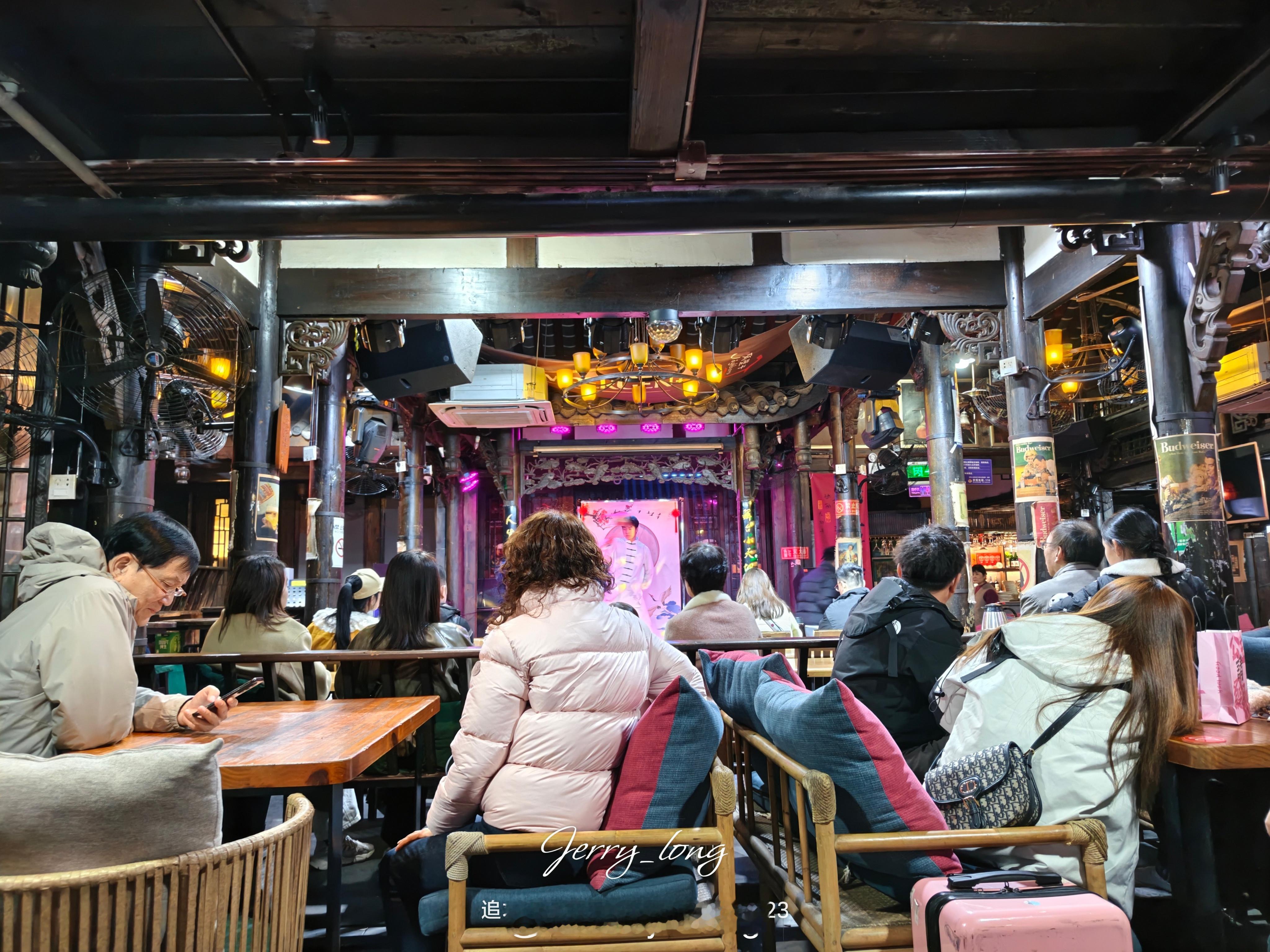 第一次来看川剧表演不过确实看不懂。 成都·宽窄巷子景区