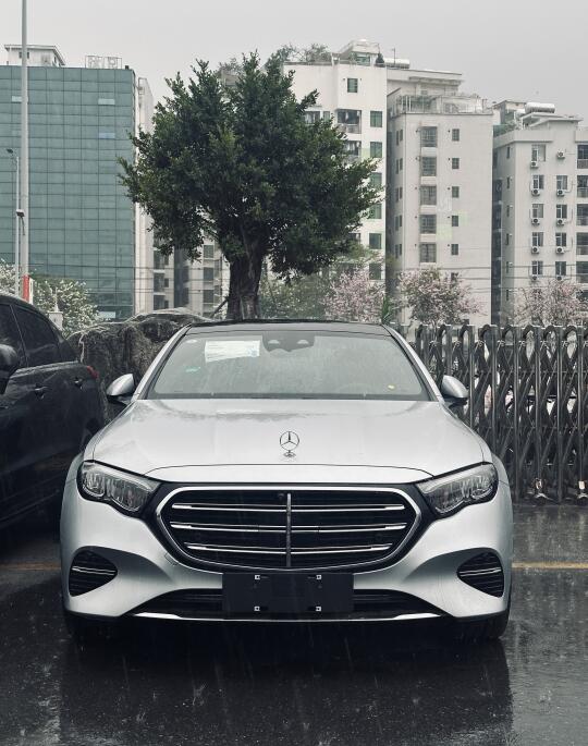 时空银的奔驰E级在雨里这么帅的吗？