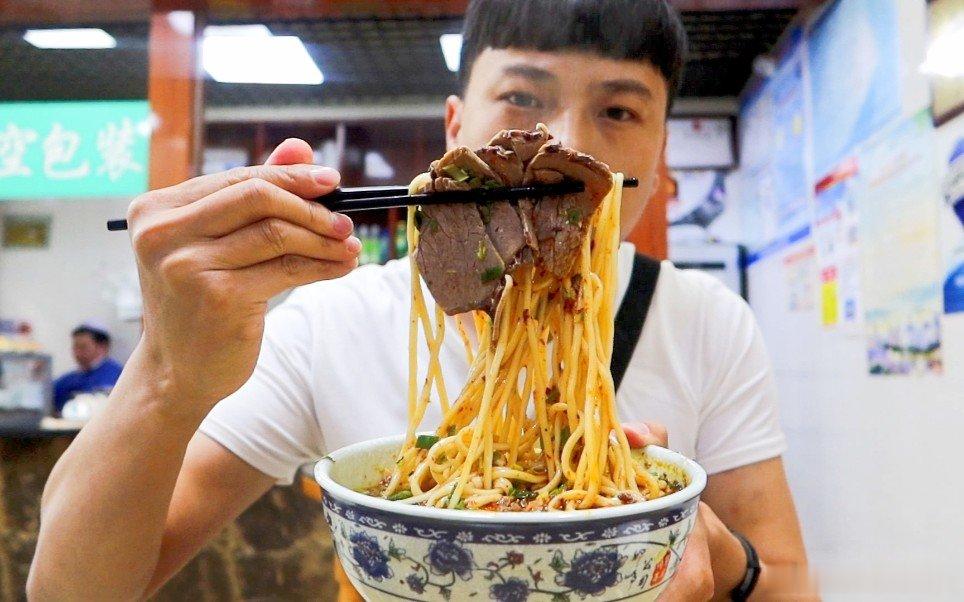 兰州肉蛋双飞到底是什么天花板吃法一方水土造就一味人间。兰州牛肉面的灵魂吃法肉蛋双