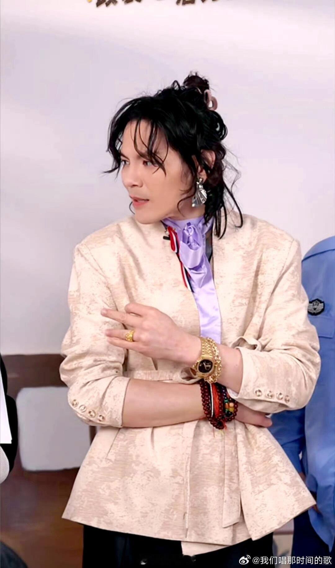 向佐不会再扮女装 向佐这是要“改头换面”啦！终于要和女装争议标签说拜拜咯，这勇气