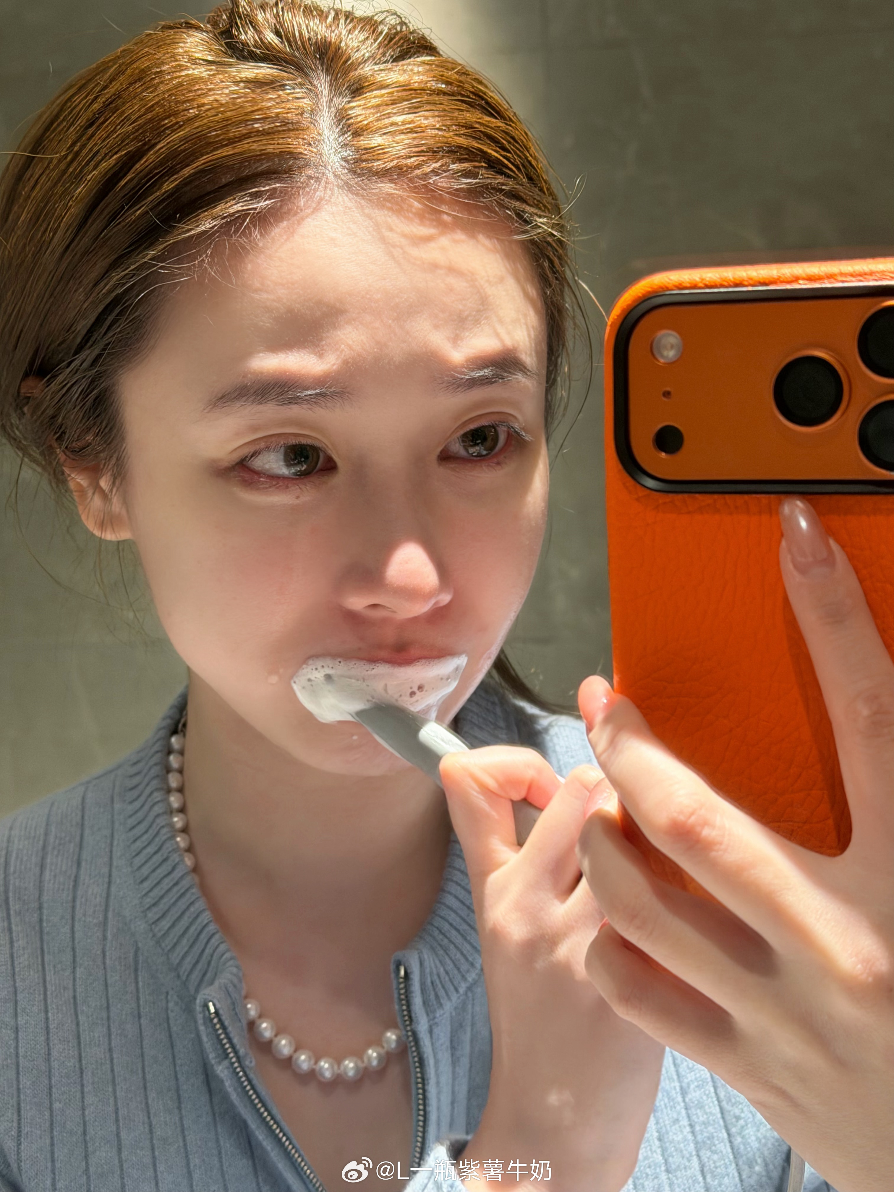 昨晚得知我妈要回深圳 我说我也想和你回去了 然后回到厕所哭了一会顺便自拍（姐妹看