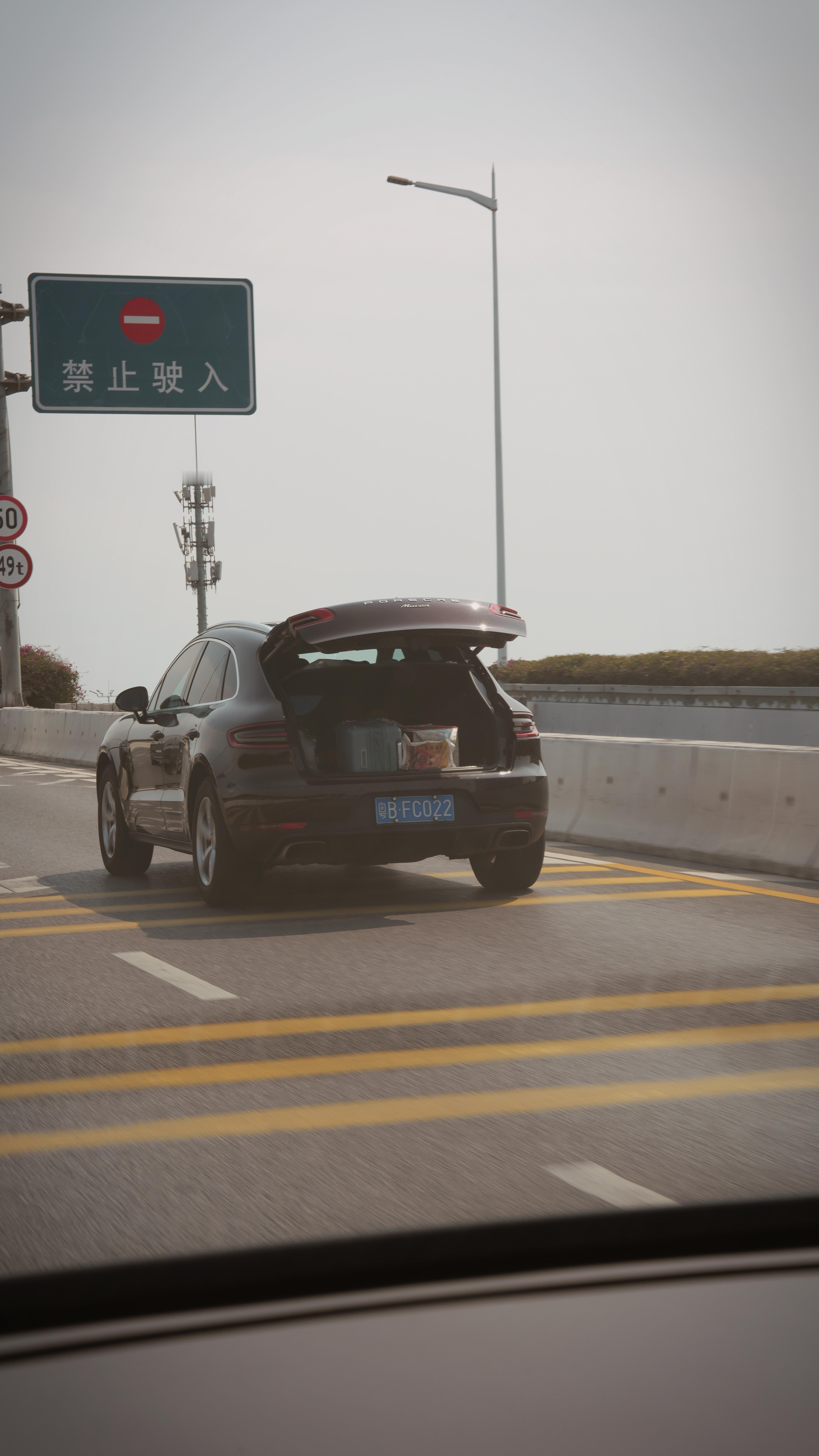 好奇啊，又不是关不上，尾门没关，车里不知道？后面咔咔响不知道？ 深圳·王品牛排(