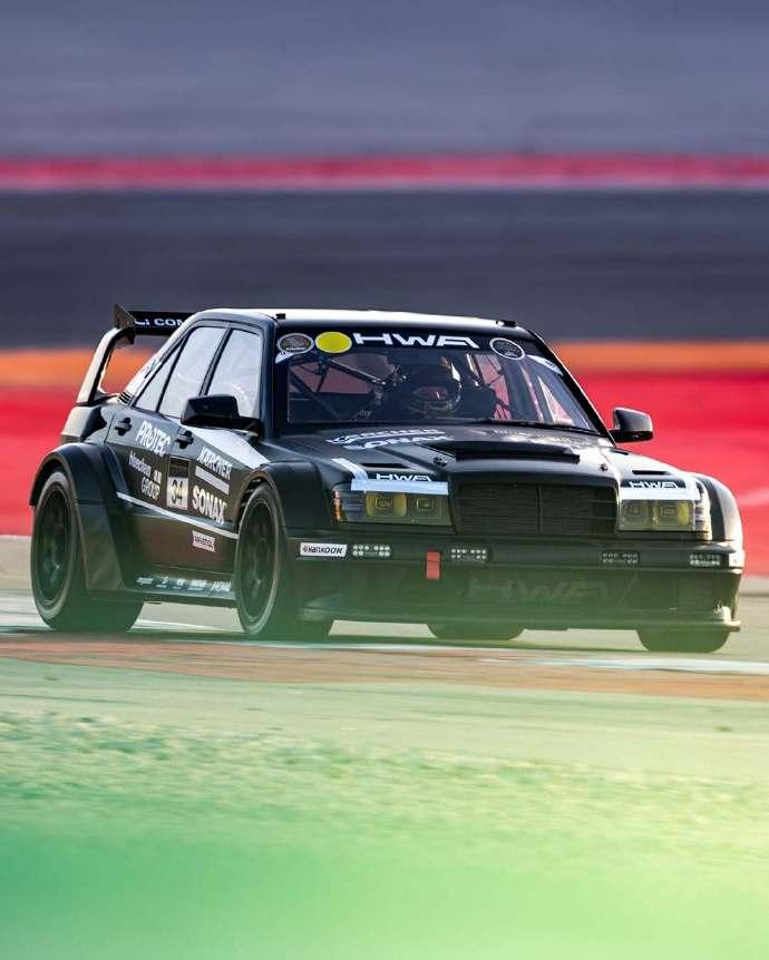 复古神车跑纽北？
还记得当年那台在DTM赛场上呼啸的奔驰190E么？
现在，它要