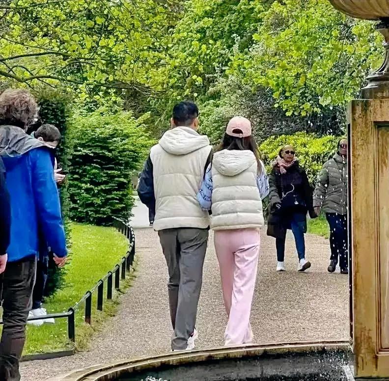 刘强东和章泽天在英国公园散步，他们穿着情侣装，十分恩爱。一位网友想要拍照，但被助