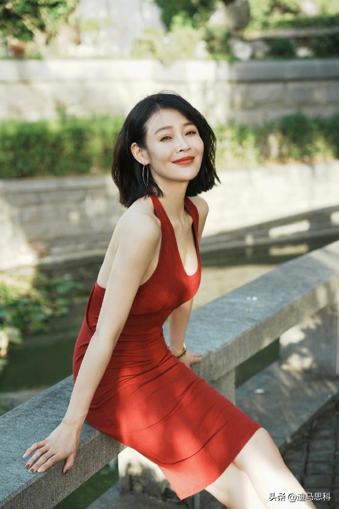 于明加，红黑双色裙装美腿，优雅韵味满满。