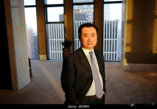 光鲜亮丽的大老板也有还债的一天！看看许老板成了阶下囚，在法庭受审！可万达的王老板