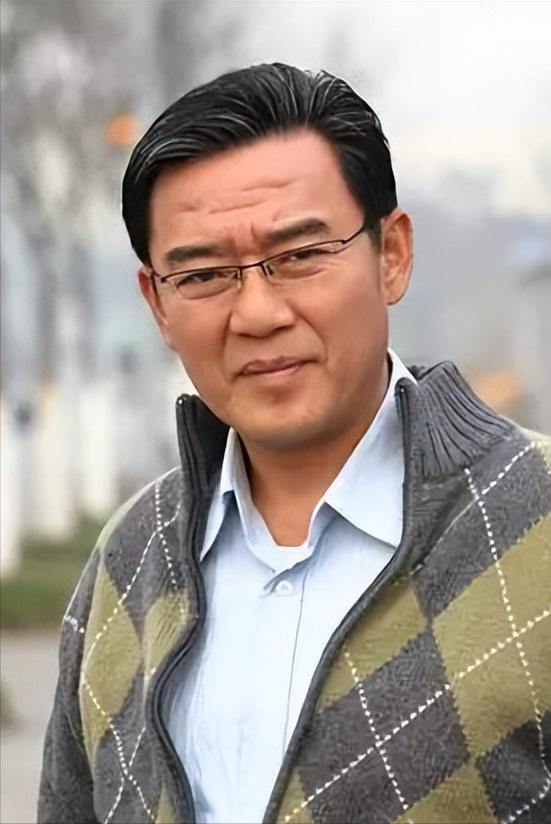 1990年，李立群从台湾回到大陆，找到了同父异母的大哥，见到大哥家一贫如洗，他拿