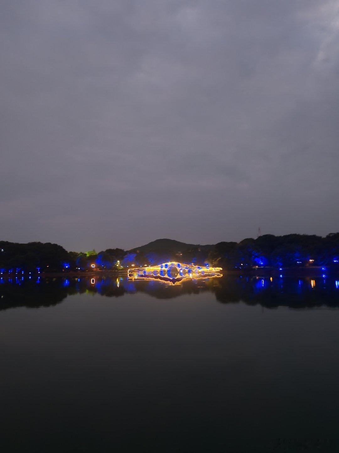 坚持运动打卡 ，今天完成每日1万步 ，今天温度有点高，又逢大学毕业30周年庆，有