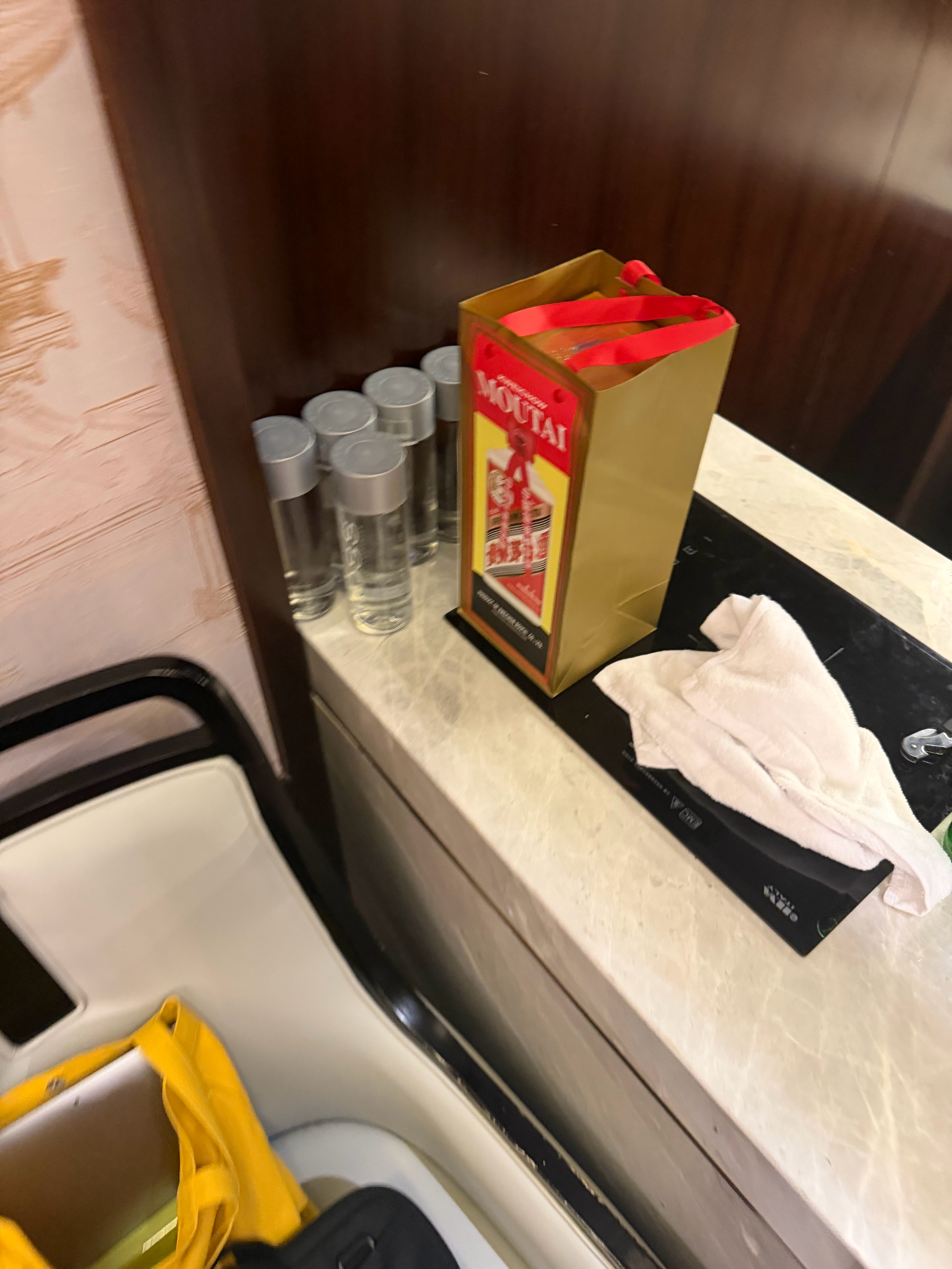 刚入职金桥第一天就带着电脑喝台子太难了 