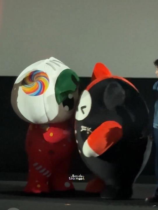 哈哈哈哈哈哈哈mumu和包甜不小心亲嘴了互相嫌弃，我们mumu的最佳对象出现了哈