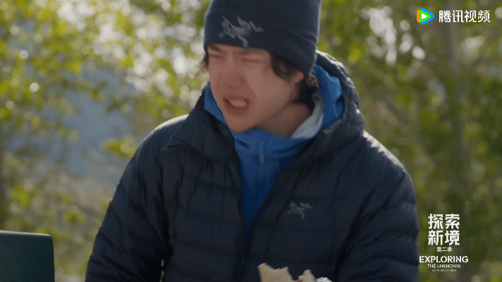 王一博真的很爱钓鱼 钓鱼的氛围中，王一博的笑容如阳光般温暖，他与史瑞德的模仿互动