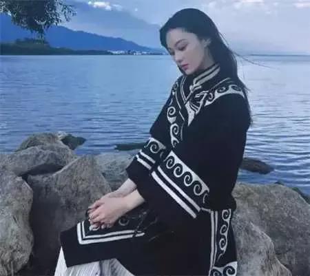 #上联：浅浅深深河中水，有请下联#亲亲疏疏人间情。