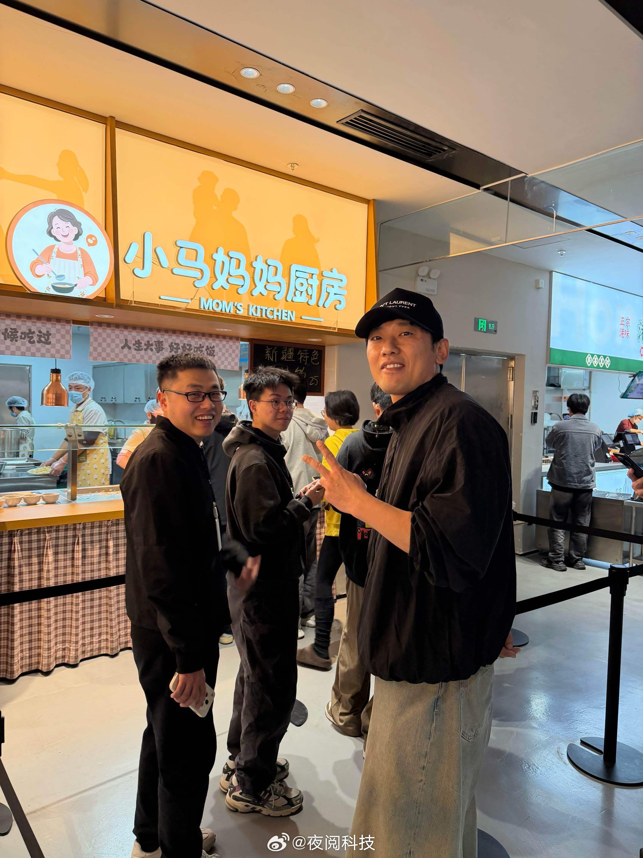 美食圈顶流乌啦啦闪现鹏厂，试驾连连夸赞小鹏P7出众的操控，被车外语音泊车功能震惊