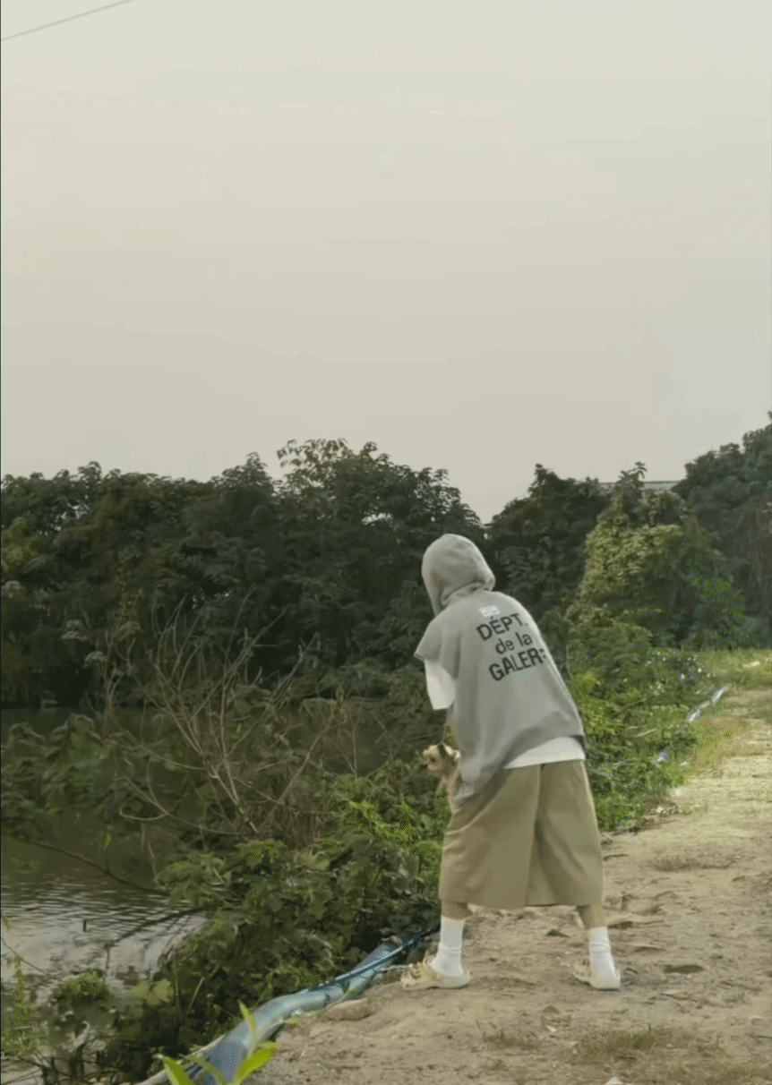 檀力球去年被爸比失手丢河里，今年捞起来？还挺连贯的! ​​​