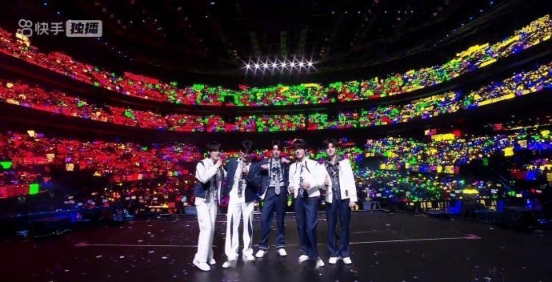 一起来看看TOP登陆少年的澳门演唱会全场大合照，还是传统的灯牌大战呢，这个演唱会