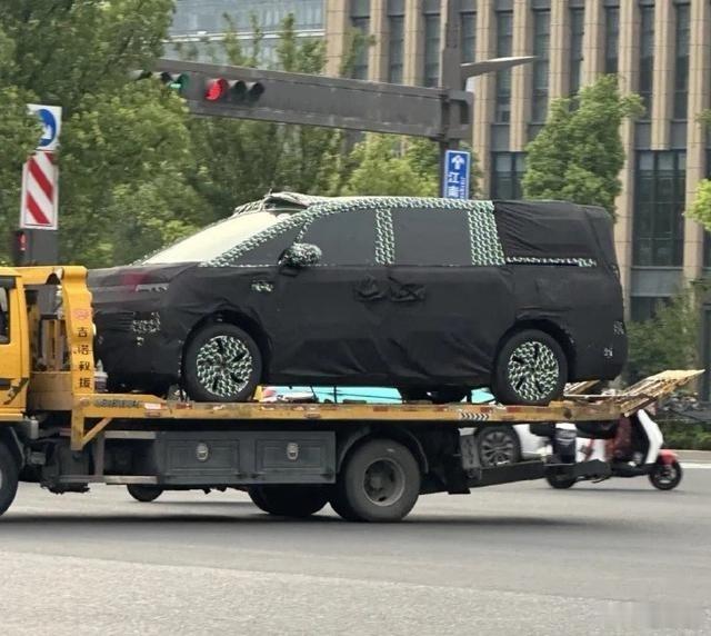 零跑汽车首款全尺寸MPV（代号D21）谍照曝光，采用短前悬设计，车头长度仅为传统