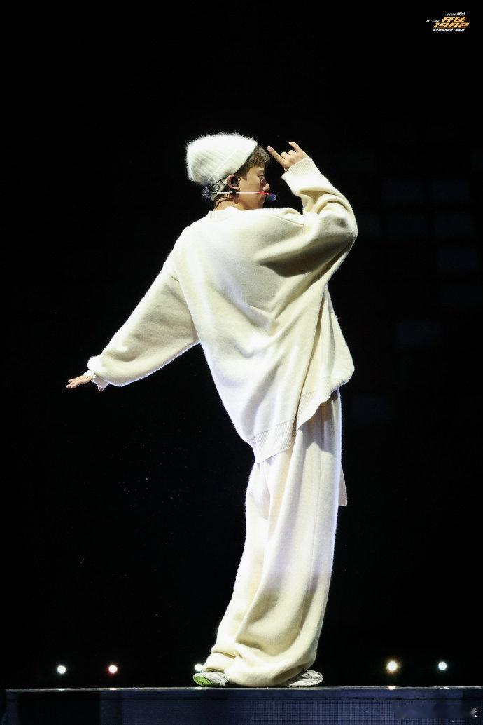 张杰张杰又唱了一首一百年没唱过的歌张杰又唱百年没唱的歌！《习惯了》一开口，时间都