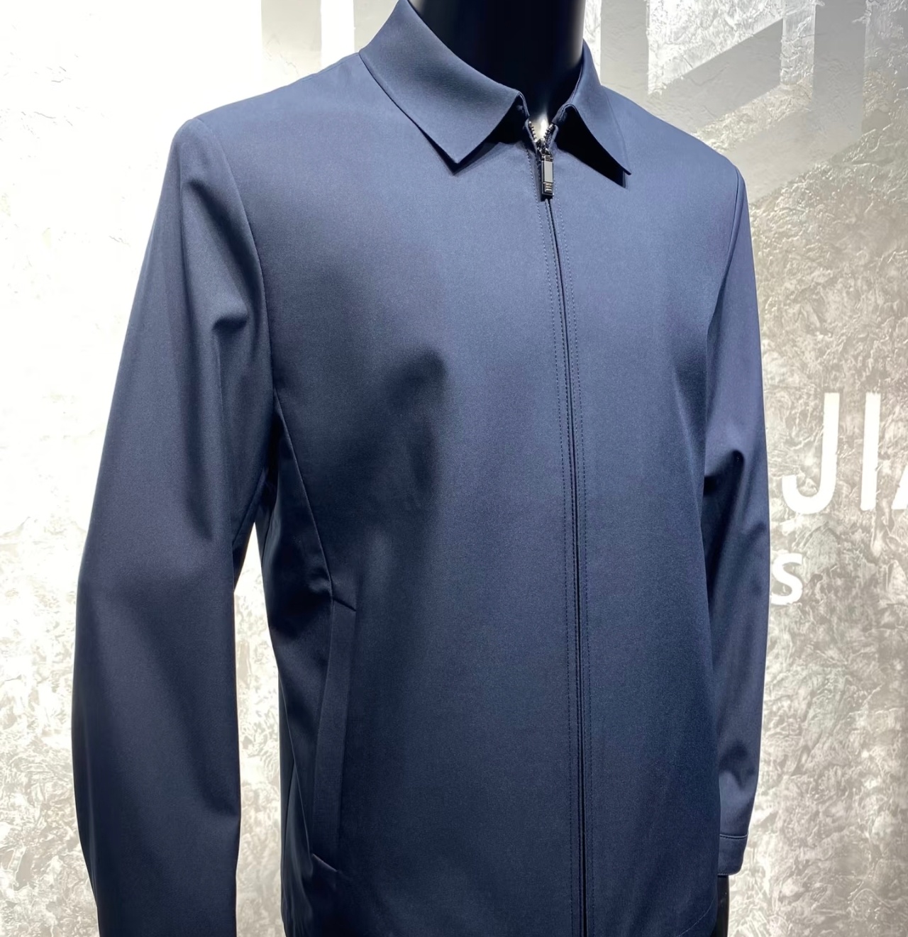 果然领导一眼就能看出来是领导各位他穿的是行政夹克，还有那气质，一看就是领导啊！如