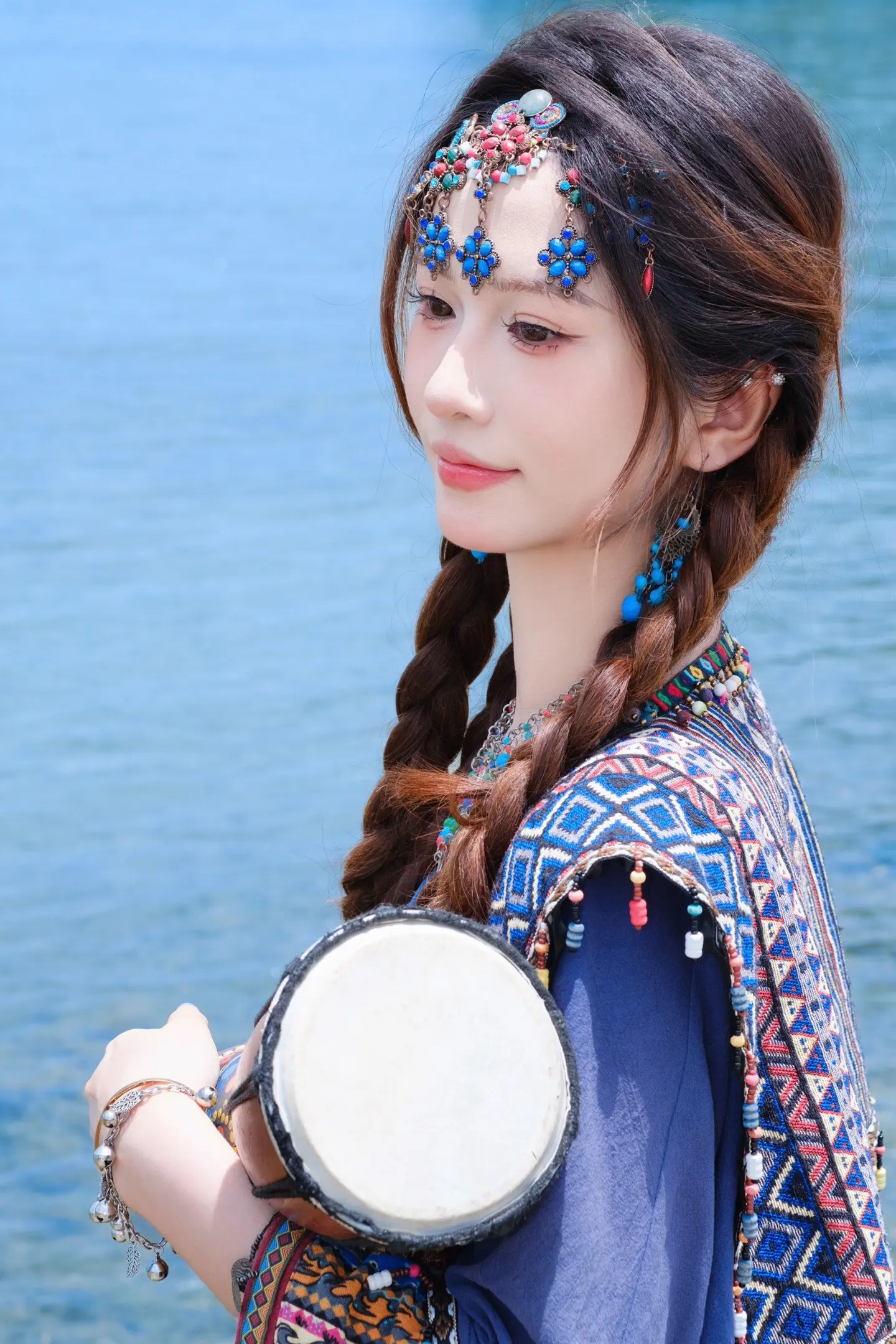 “当苗疆少女遇上抱小羊🐑”这组客片太美啦！