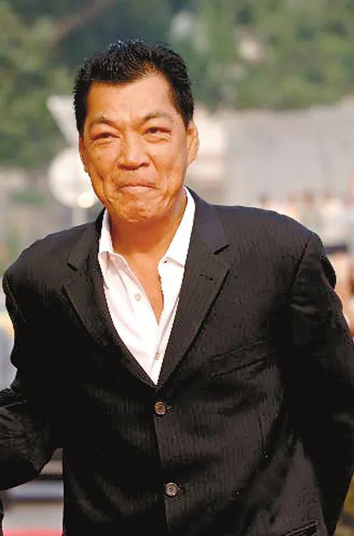 2005年，蓝洁瑛落魄到流落街头，成奎安知道后对饭店老板说：“她来吃饭，把钱记在