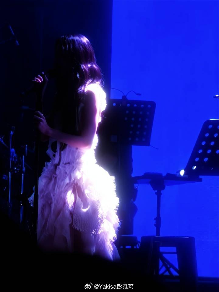 站在舞台那一瞬间我知道 你们会因为我而快乐💜我也因为你们～谢谢广州！ 