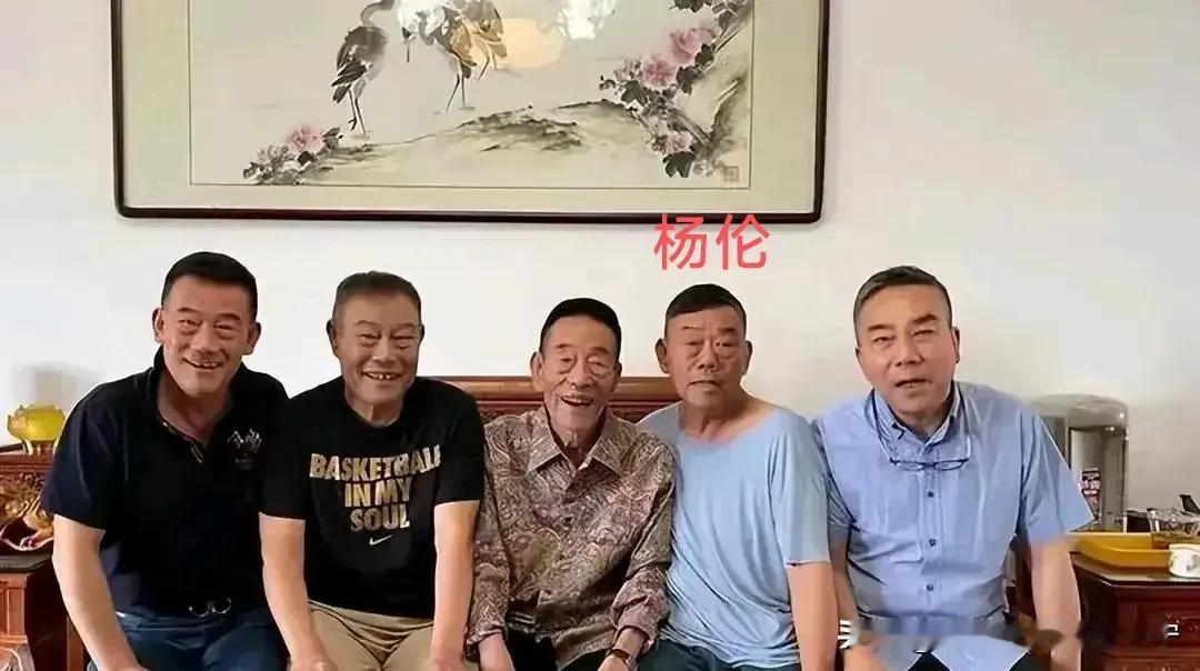 墙倒众人推，破鼓万人捶！
    虎豹兄弟俩彻底跟杨老五闹掰了，老杨家那点肮脏事